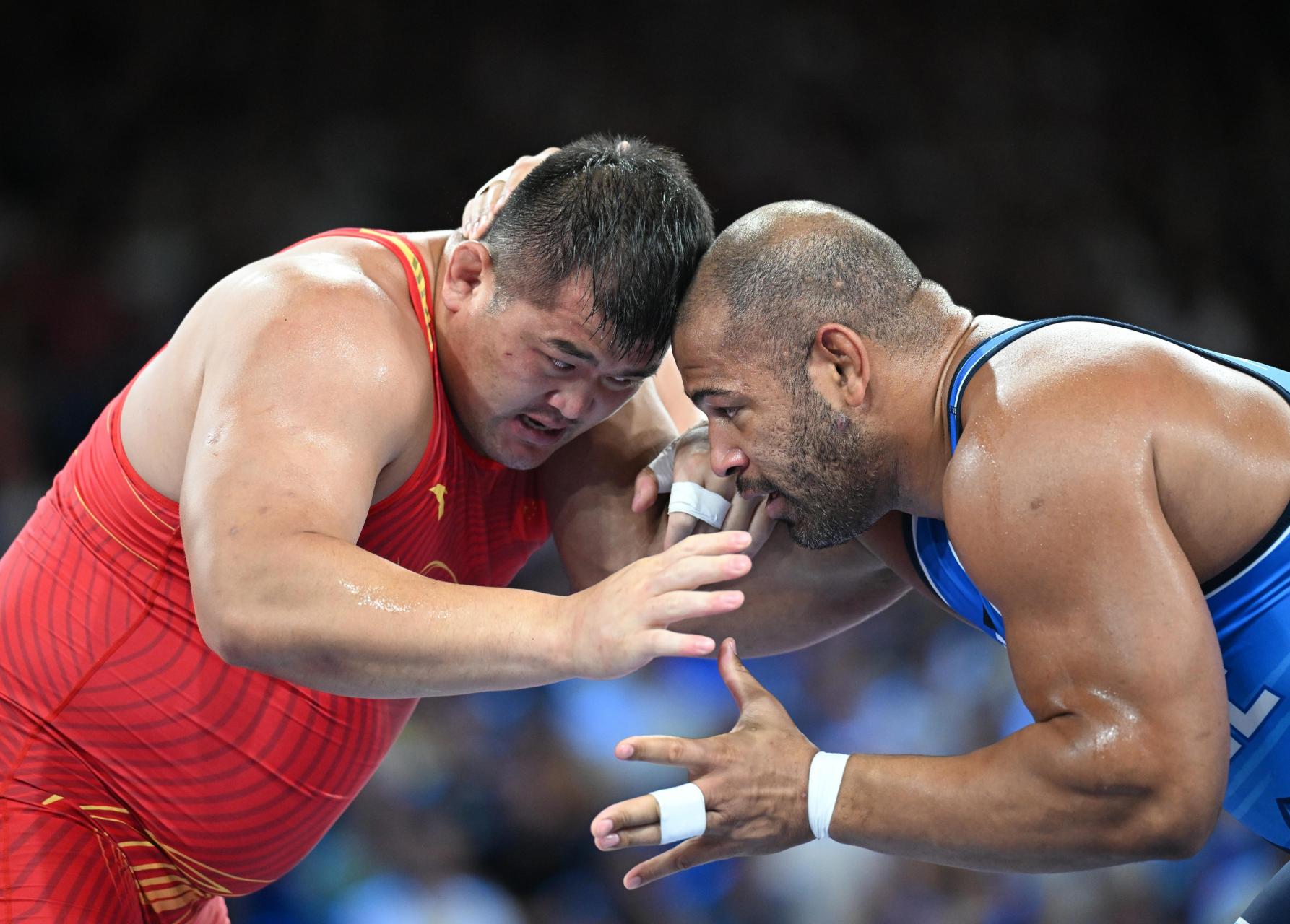 澳亚国际最新版本-摔跤赛事激发斗志，选手奋力一战