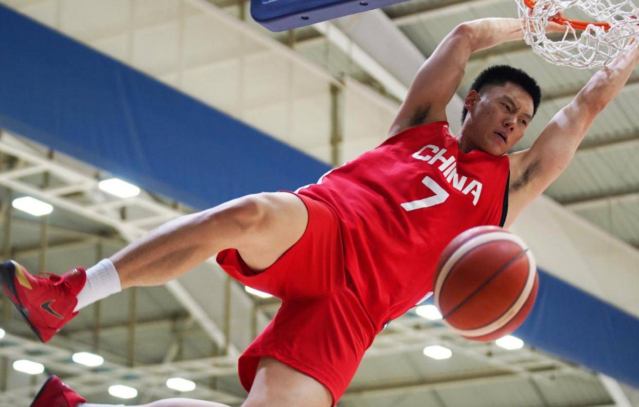 澳亚国际平台-包含比赛中的惊险瞬间，双方争分夺秒展开激烈对抗的词条