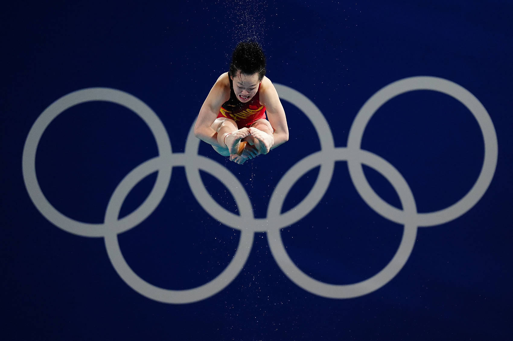 澳亚国际最新版本-跳水选手飞天入水，勇夺金牌