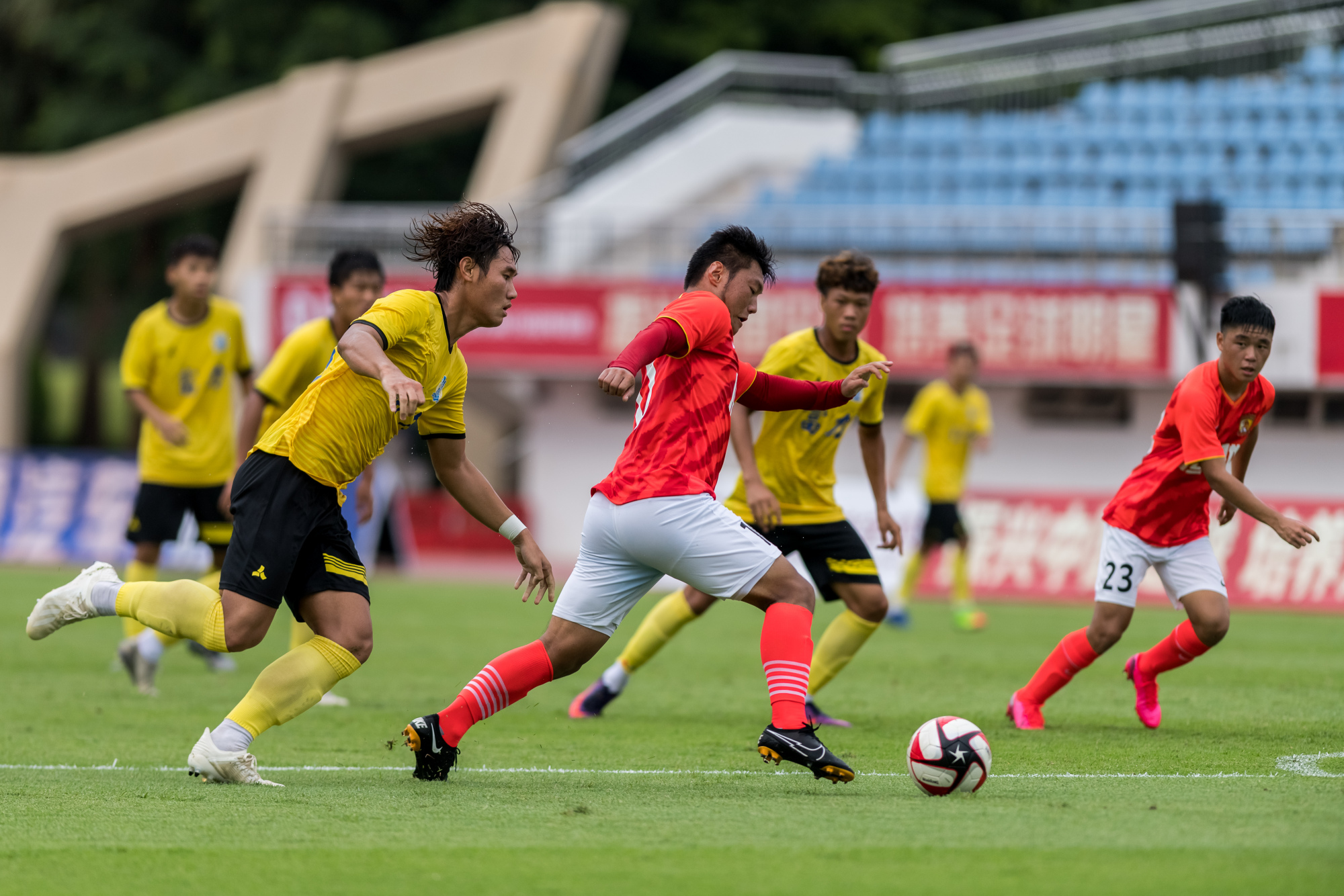 澳亚国际游戏-中国足球职业赛事豪强对抗引人注目